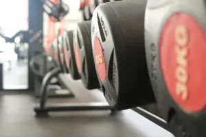 Dystrybutor wody na siłowni